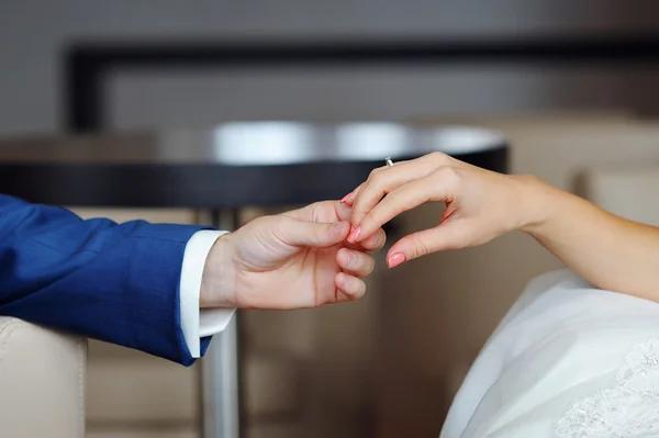 Le marié tient la main de la mariée — Photo