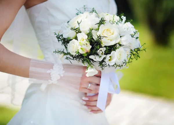 Bruid houden een mooie witte bruiloft boeket — Stockfoto