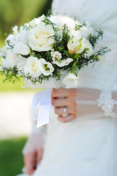 Bruid houden een mooie witte bruiloft boeket — Stockfoto