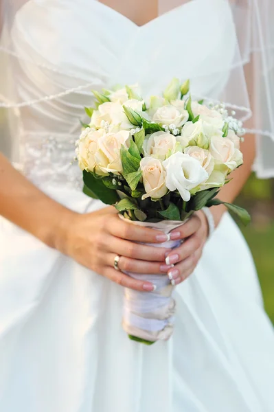 Bride holding a beautiful white wedding bouquet — Stock Photo, Image