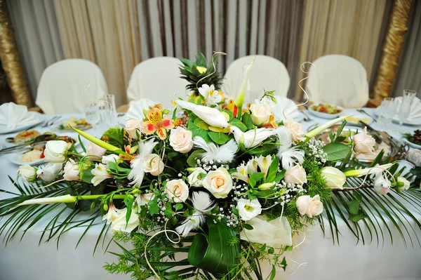 Buquê branco de flores em uma noiva de mesa festiva e noivo — Fotografia de Stock
