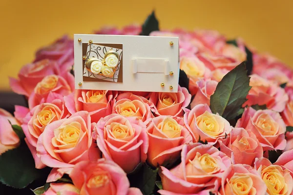 Greeting card on a bouquet of roses — Stock Photo, Image