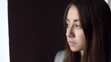 Güzel kadın pencereden dışarı bakarak