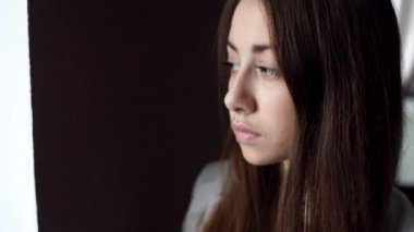 Güzel kadın pencereden dışarı bakarak