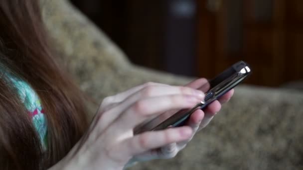 Menina segurando um smartphone — Vídeo de Stock