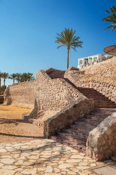 Escalera de piedra en el territorio del hotel — Foto de Stock