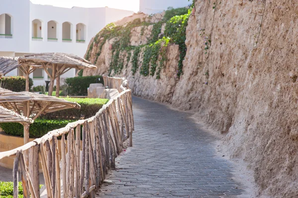 Taş otel yürüme yolları