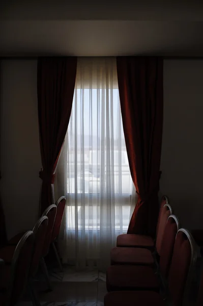 红色的窗帘，在酒店房间里 — 图库照片