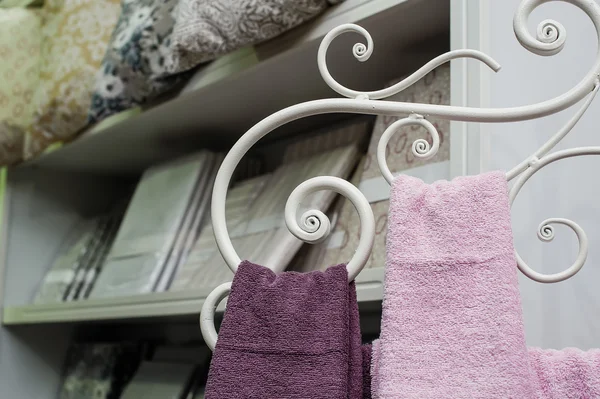 Duas toalhas penduradas em um rack de metal — Fotografia de Stock