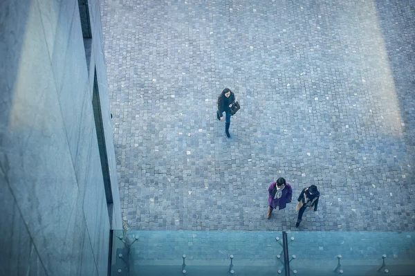 People come into the building. top view — Stock Photo, Image