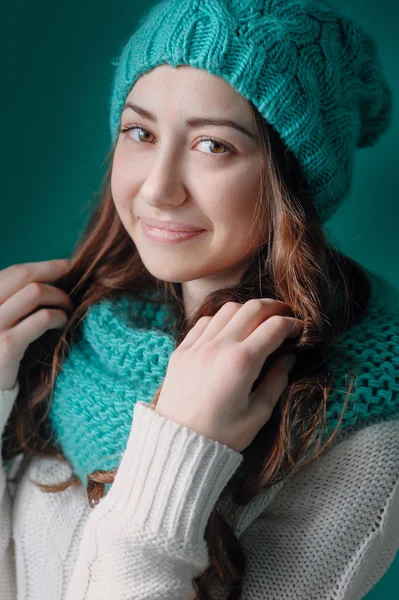 Portrait d'une belle femme en bonnet tricoté en studio — Photo