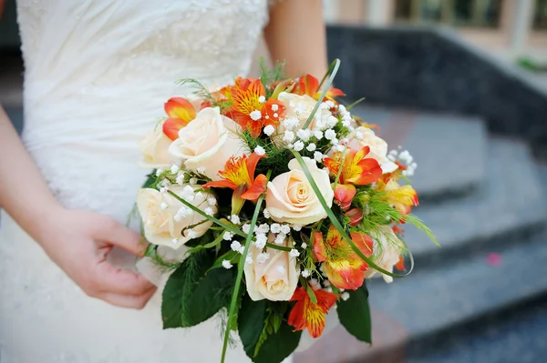 Mariée tient un beau bouquet de roses de mariage — Photo