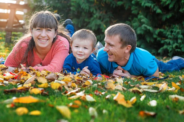 Familia feliz a pie en el parque de otoño — Foto de Stock