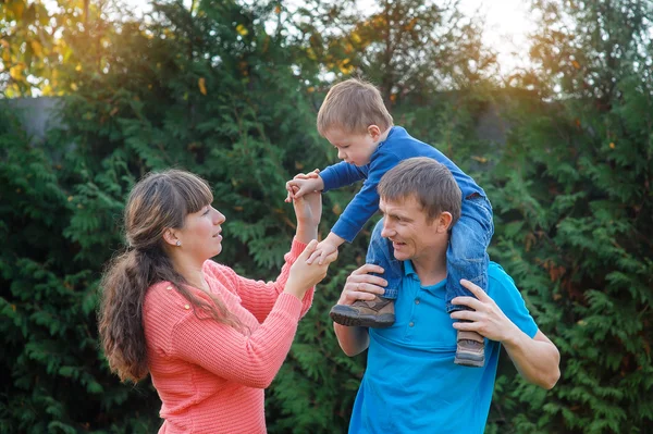 Šťastná rodina na procházce v podzimním parku — Stock fotografie