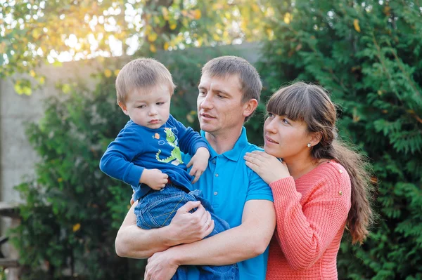 Famiglia felice a piedi nel parco autunnale — Foto Stock