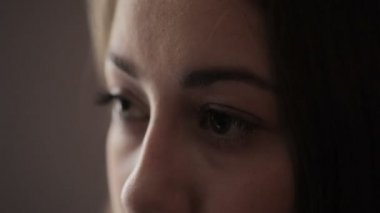 Kadının yüzüne kapatmak pencereden dışarı bakarak