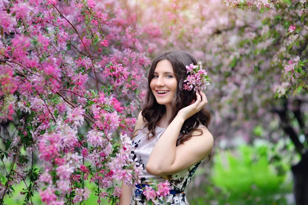 Mulher bonita no jardim de primavera florido — Fotografia de Stock