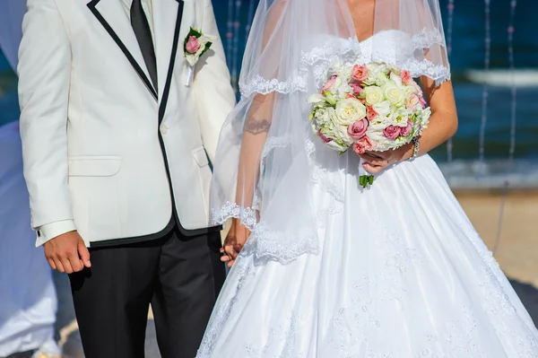 Νύφη περπάτημα με γαμπρό στα χέρια του ένα όμορφο γάμο bou — Φωτογραφία Αρχείου