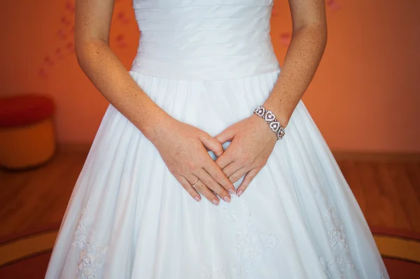 Sposa in abito bianco in piedi nella stanza — Foto Stock