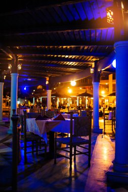 Geceleri sokakta bir kafede tablo