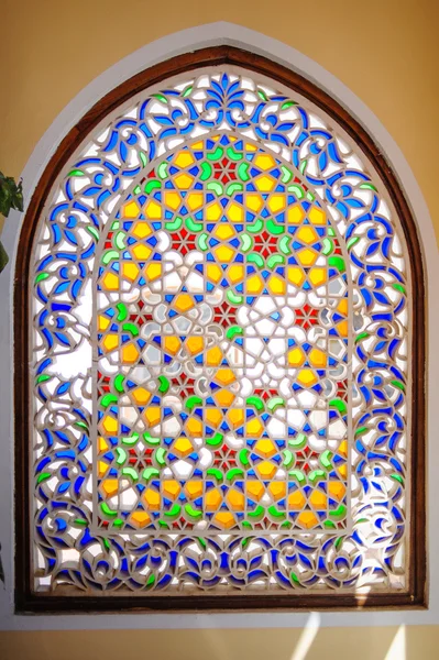 Belle fenêtre en mosaïque de style oriental — Photo