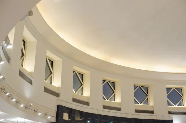 Interior del edificio de diseño arquitectónico detalle techo con w —  Fotos de Stock