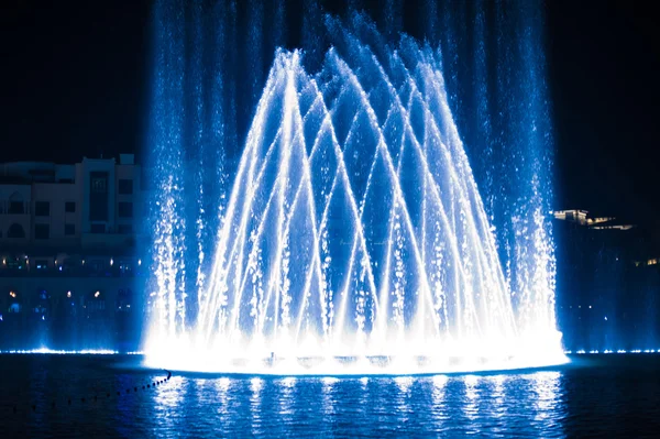 Air mancur indah di malam hari diterangi dengan cahaya biru — Stok Foto