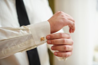 bir gömlek içinde damat ve sabah giyer kol düğmesi kravat