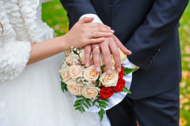 gelin buketi gelin ve damat elinde kapat