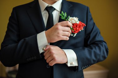 bir gömlek içinde damat ve sabah giyer kol düğmesi kravat