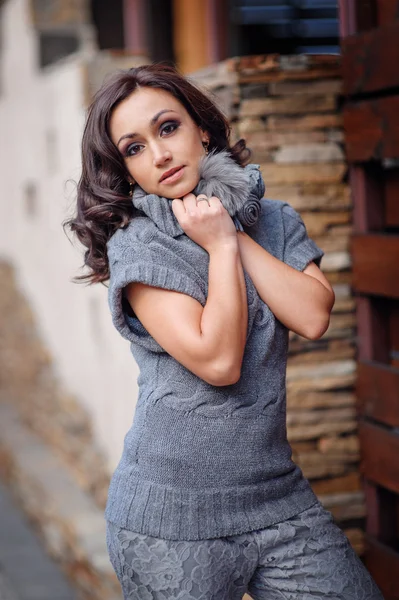 美丽的女人，穿着灰色的针织毛衣，散步 — 图库照片