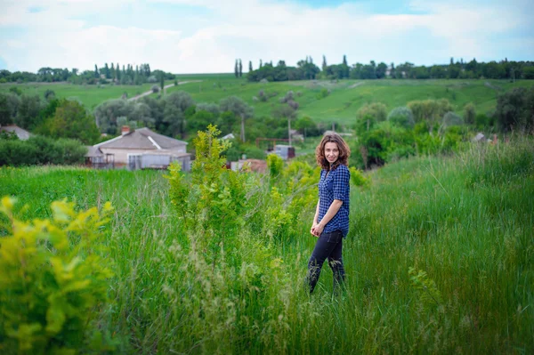 Belle fille marchant dans la nature été — Photo