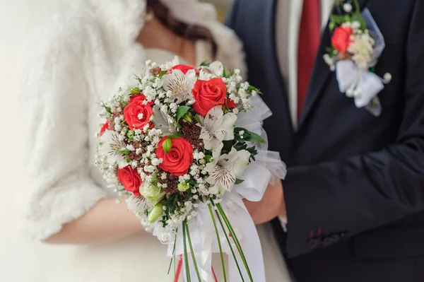 Bouquet nuptial près dans les mains de la mariée et le marié — Photo