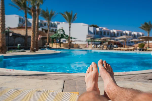Man's feet on the background of a swimming pool — Stock Photo, Image