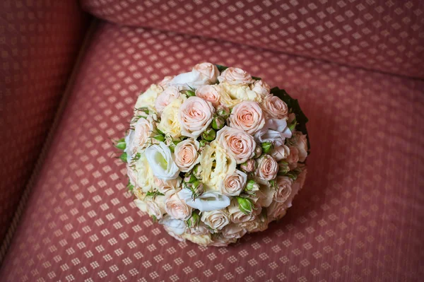 Beau bouquet de mariée couché sur le canapé — Photo