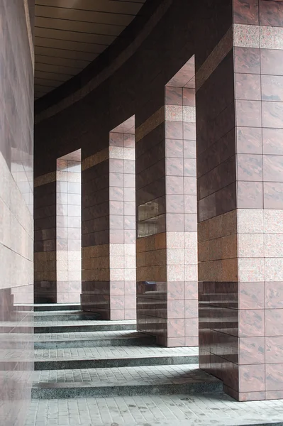 Colunas quadradas em um edifício moderno forrado com telhas — Fotografia de Stock