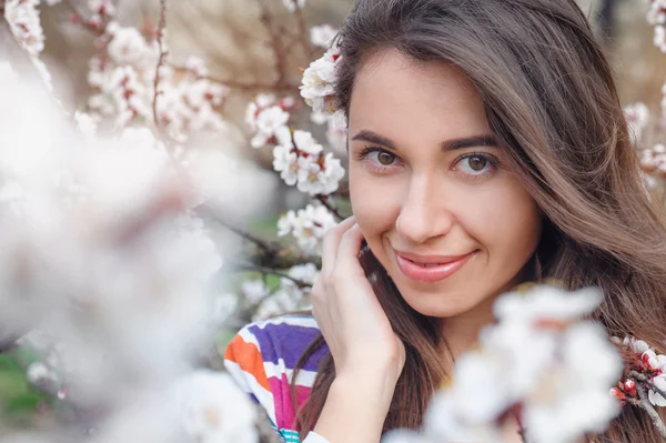 Bela mulher caminha no jardim de primavera florescente — Fotografia de Stock