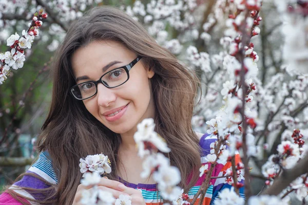 Schöne Frau spaziert im blühenden Frühlingsgarten — Stockfoto