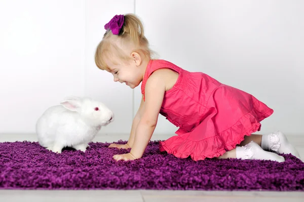 Spelen met witte konijn meisje — Stockfoto