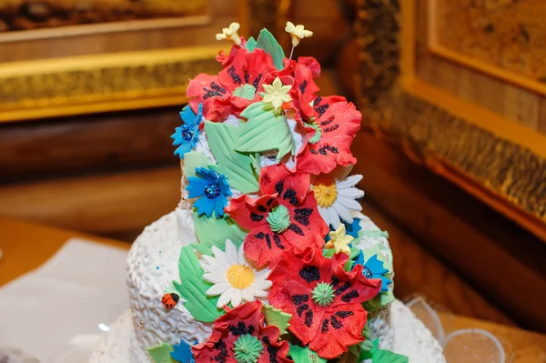 Beautiful red poppies on a wedding cake decorated — Stock Photo, Image