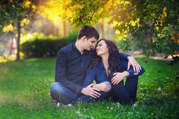 Young couple in love walking in the summer park — Stock Photo, Image