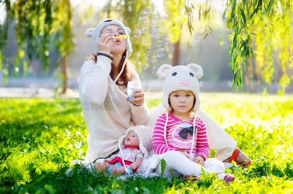 美人ママと子供は夏に公園を散歩します。 — ストック写真