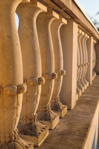 Gyönyörű kő kerítés, klasszikus stílusban, egy kapaszkodó — Stock Fotó
