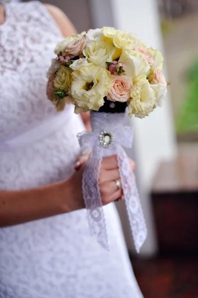 Mariée tenant un beau bouquet de mariage — Photo