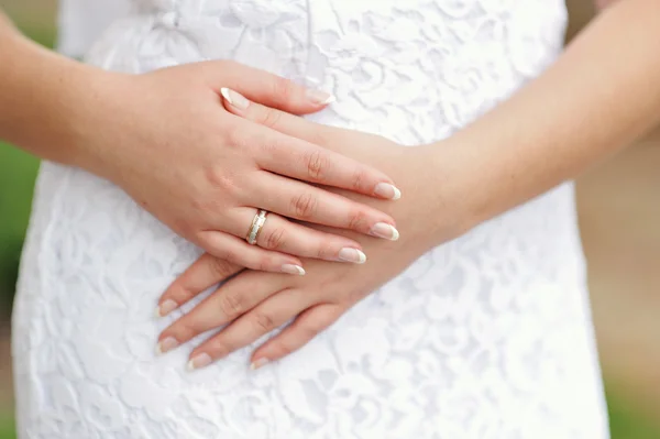 Mains de la mariée avec une bague et manucure close-up — Photo