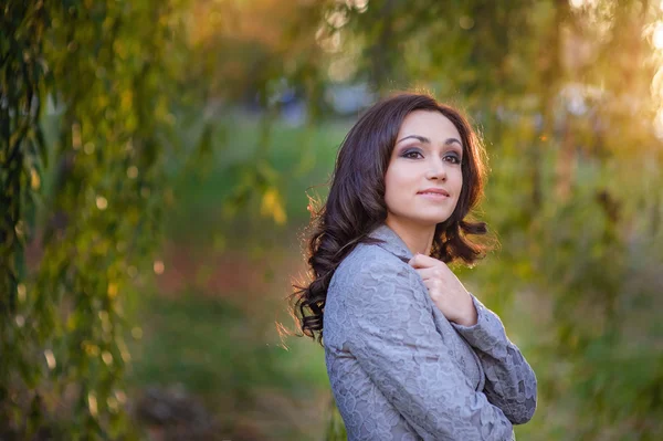 Hermosa mujer feliz en un traje gris para un paseo en el verano pa —  Fotos de Stock