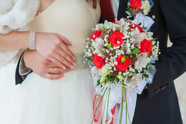 Gelin çok güzel bir buket tutuyor. — Stok fotoğraf