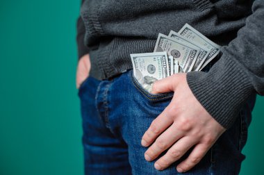 kot pantolon cebinde dolar
