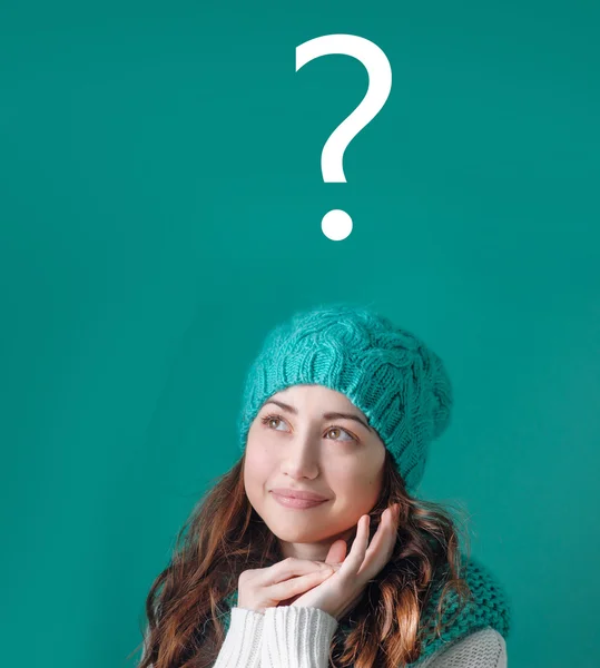 Pensando mulheres em chapéu de malha turquesa com pergunta — Fotografia de Stock