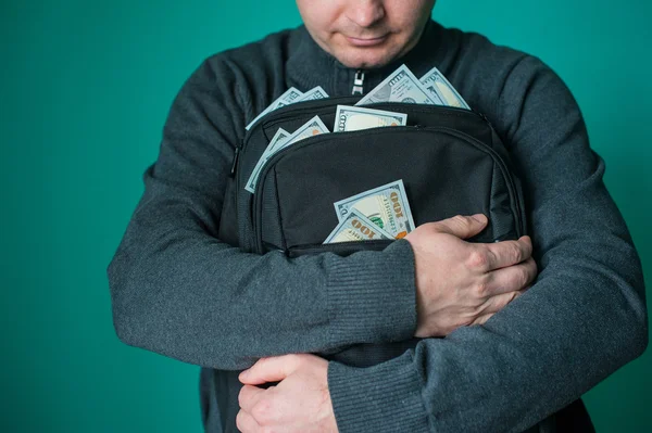 Pengusaha bersemangat memegang tas dengan uang — Stok Foto